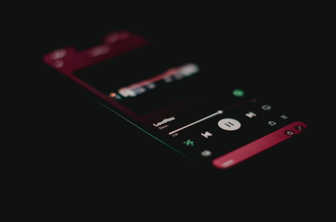 a close up of a cell phone on a black background — Foto por Izdhan Imran na Unsplash