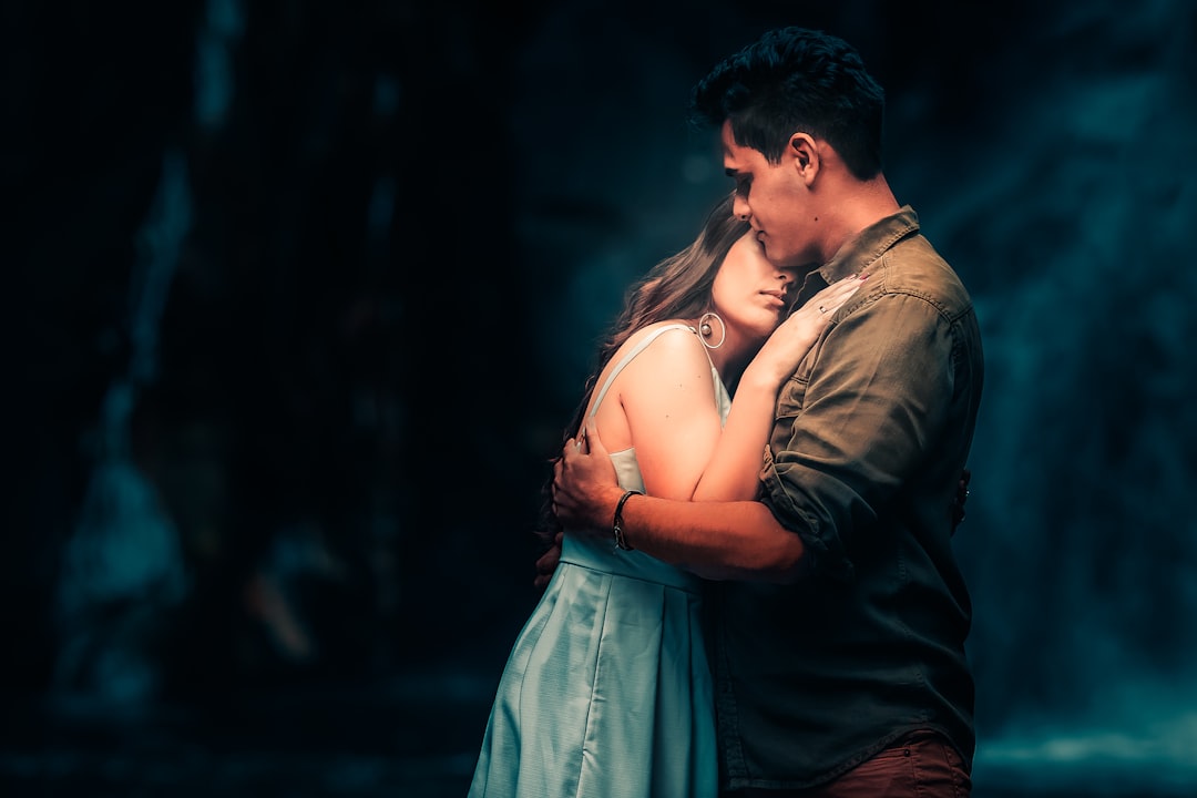 man and woman hugging each other — Foto por Dan Araujo na Unsplash