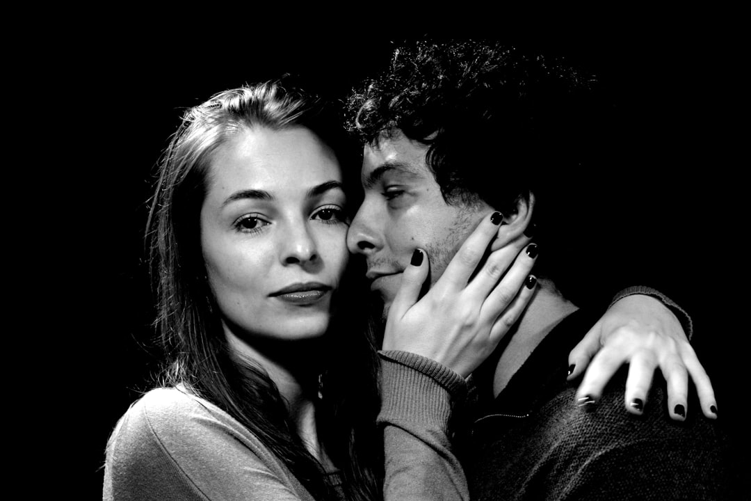 grayscale photo of woman in long sleeve shirt — Foto por Luiza Braun na Unsplash