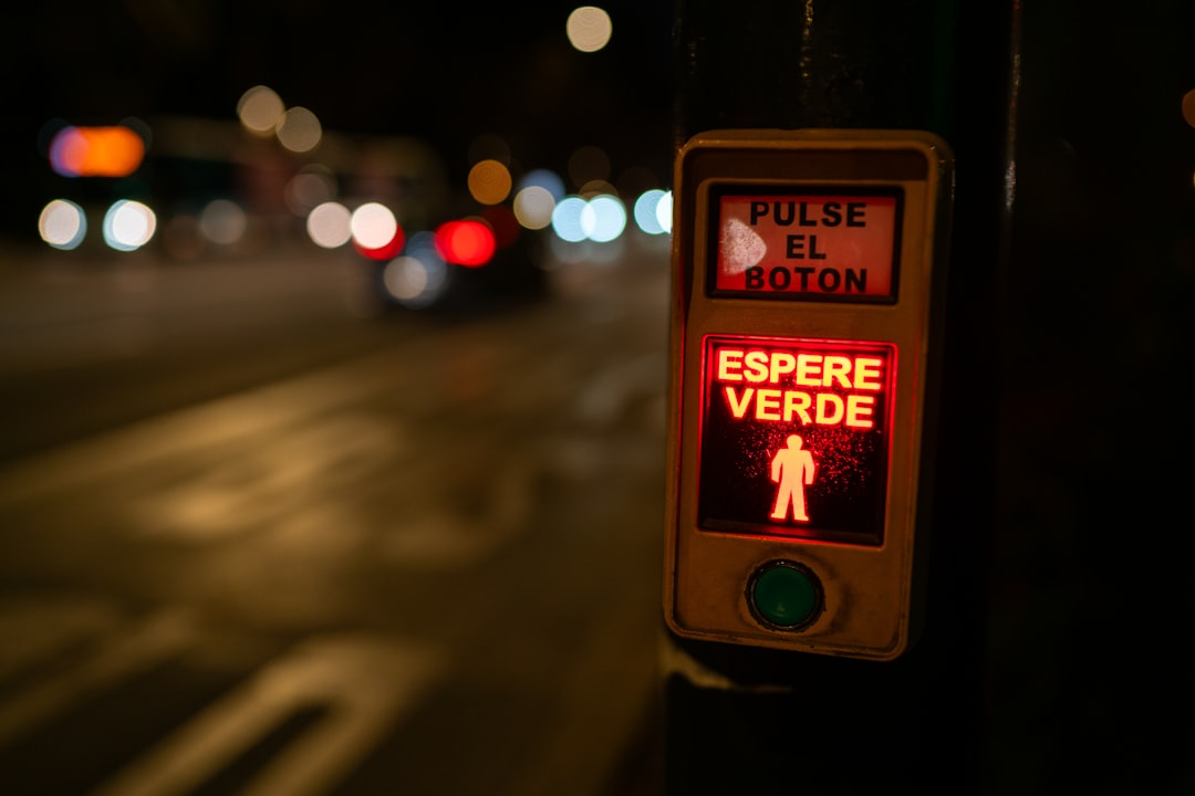 a street sign on a pole on the side of the road — Foto por Gabriele Proietti Mattia na Unsplash