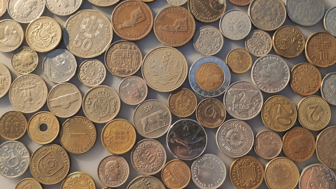 a pile of different coins sitting on top of each other — Foto por Pedro J Conesa na Unsplash