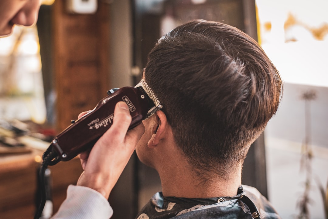 man in white dress shirt holding black dslr camera — Foto por Agustin Fernandez na Unsplash
