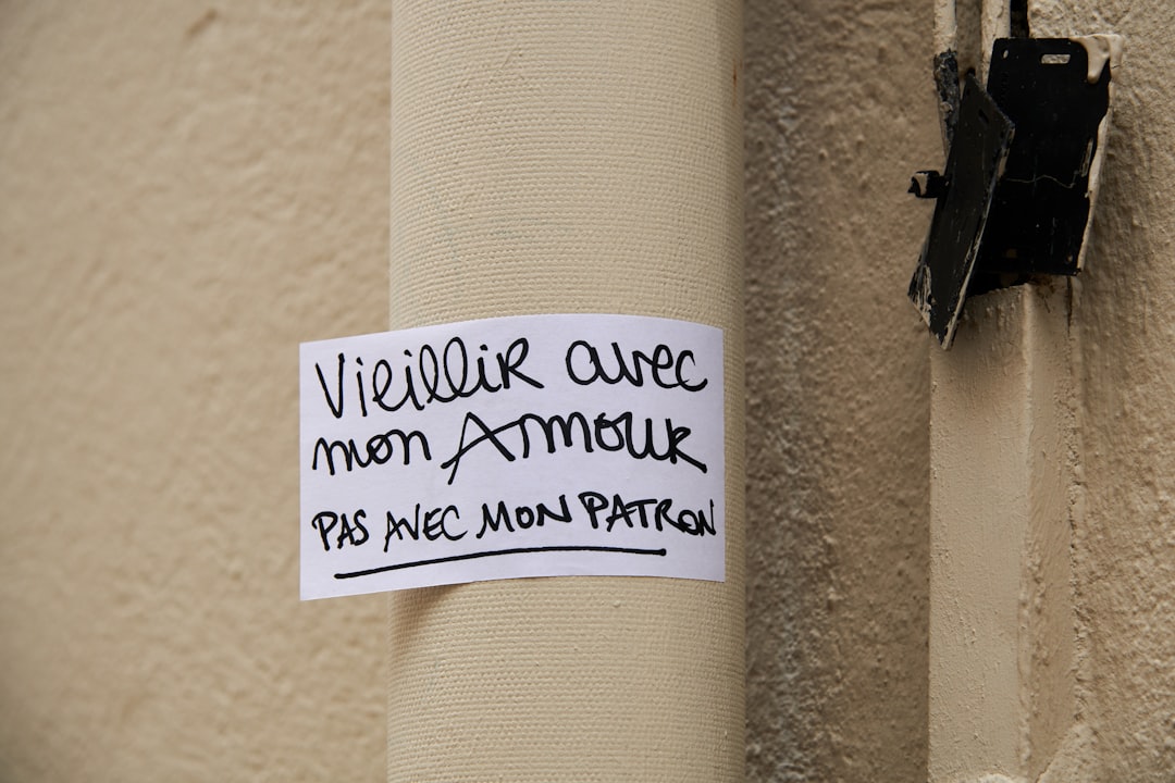 a sticker on the side of a door — Foto por Jordan Bracco na Unsplash