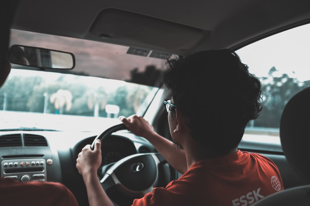 man driving car — Foto por Hareez Hussaini na Unsplash