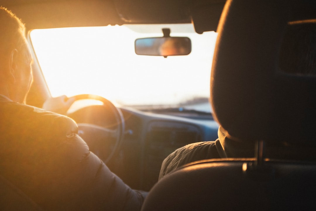 man driving car during golden hour — Foto por Darwin Vegher na Unsplash